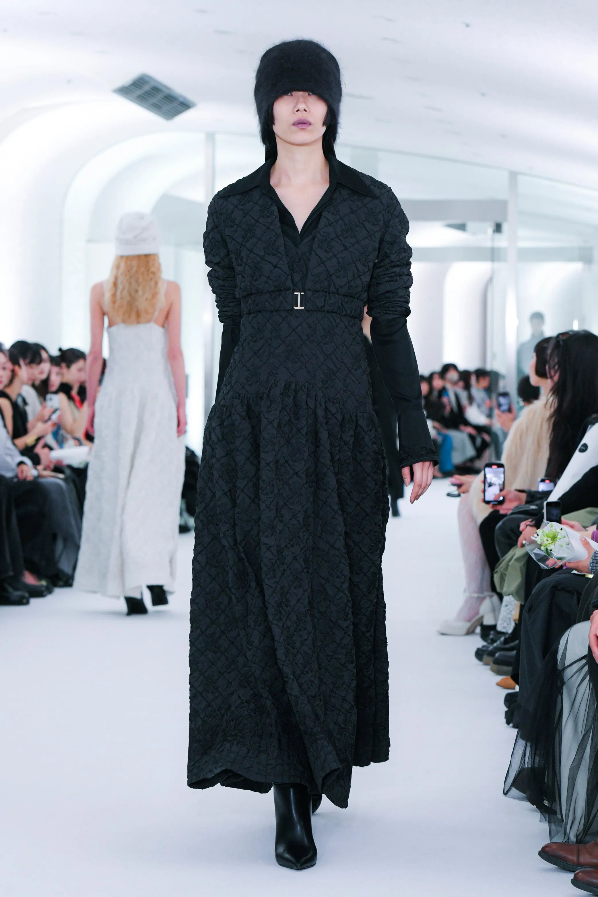 Dahlia shrinking embroidery camisole dress (Black)