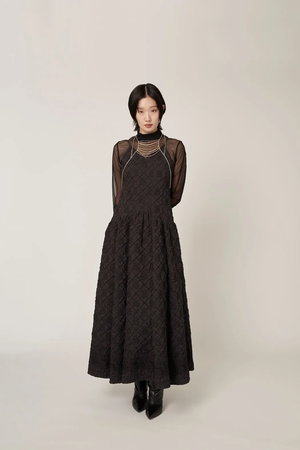 Dahlia shrinking embroidery camisole dress (Black)
