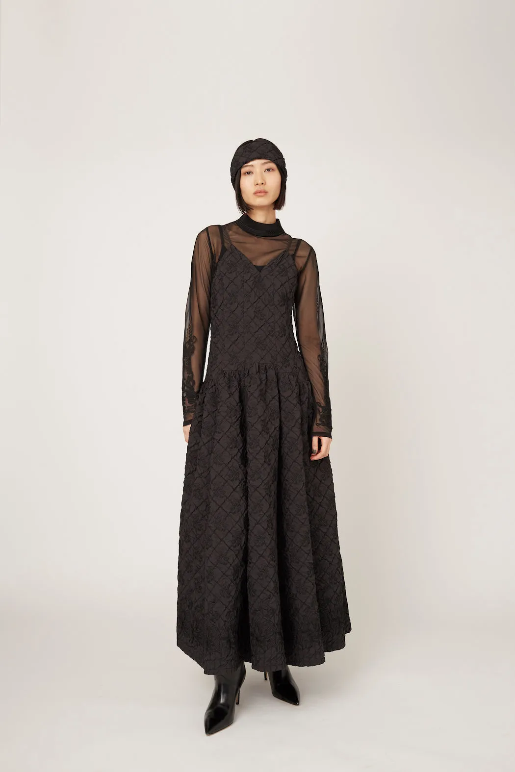 Dahlia shrinking embroidery camisole dress (Black)