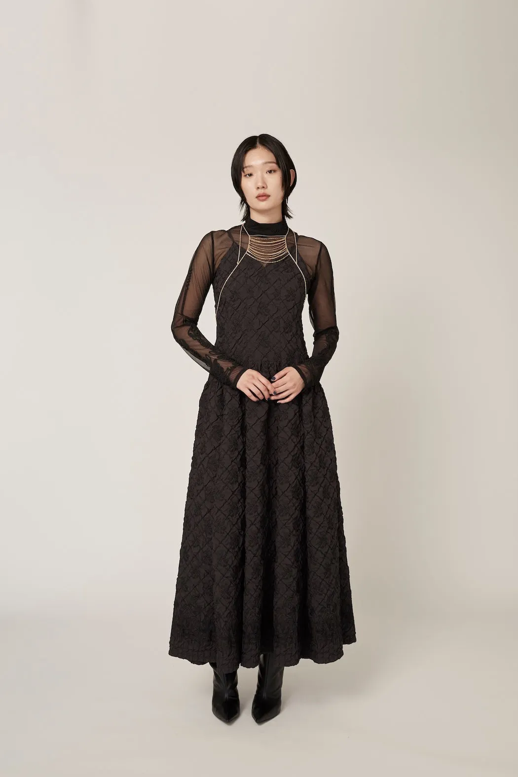 Dahlia shrinking embroidery camisole dress (Black)
