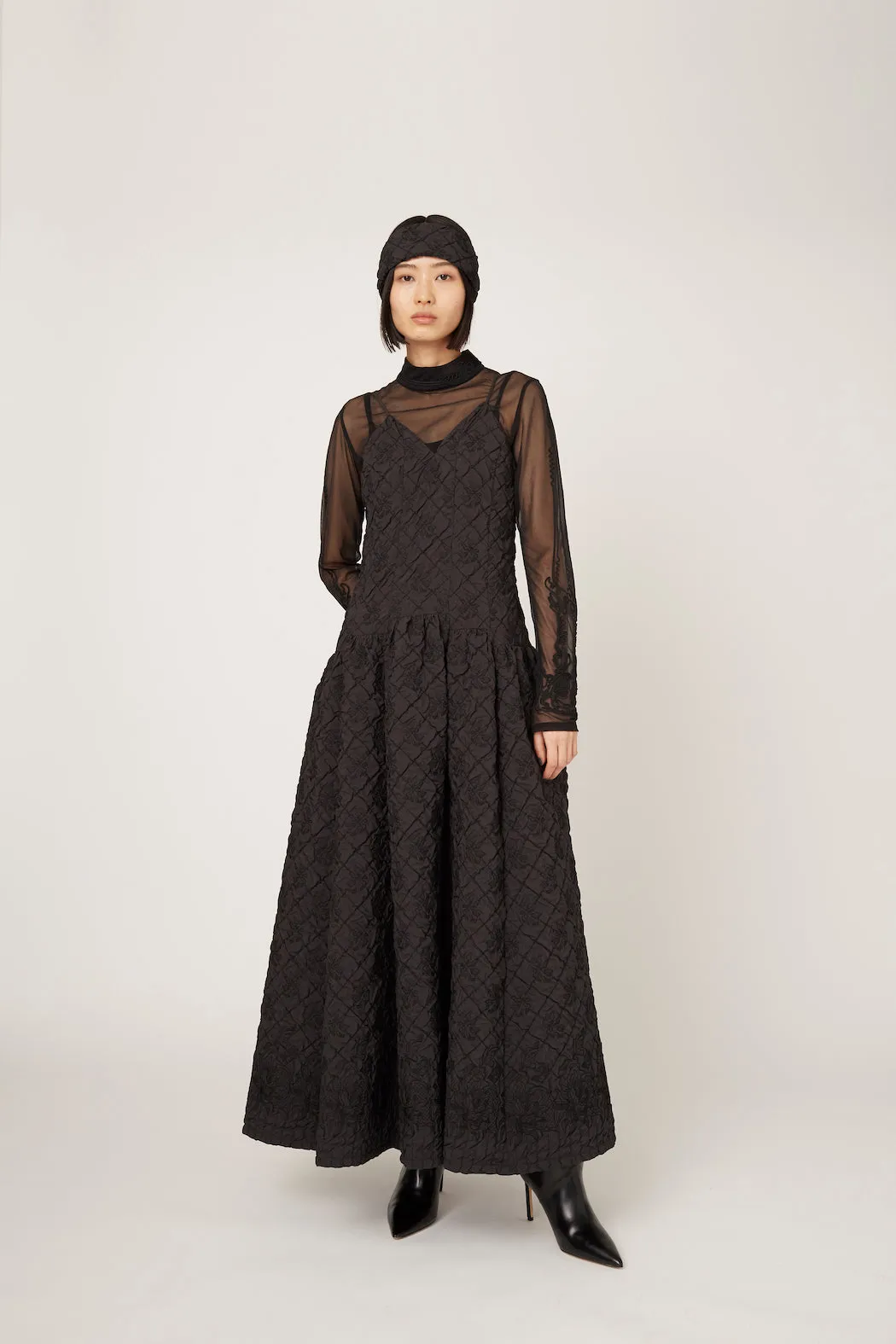 Dahlia shrinking embroidery camisole dress (Black)