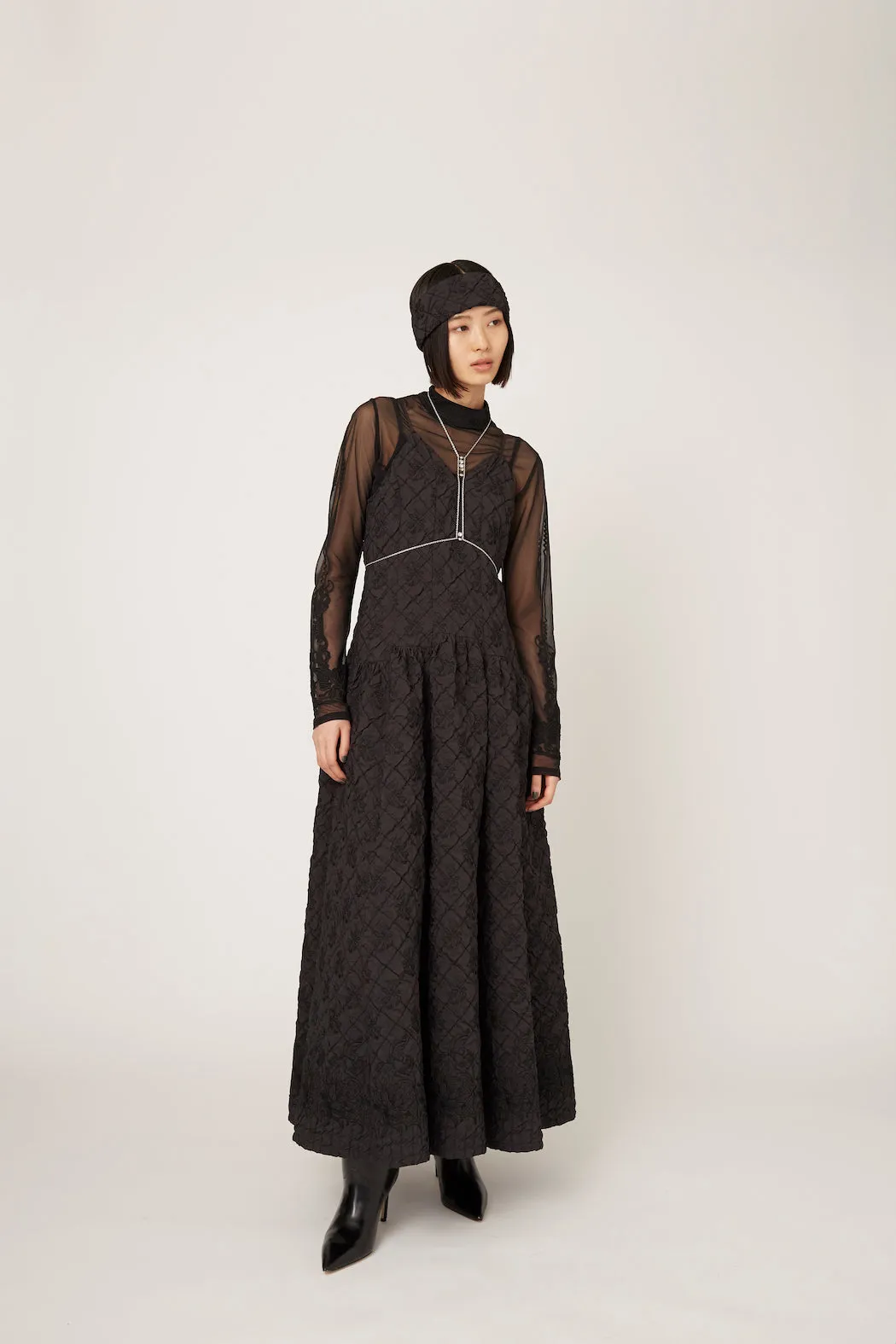 Dahlia shrinking embroidery camisole dress (Black)
