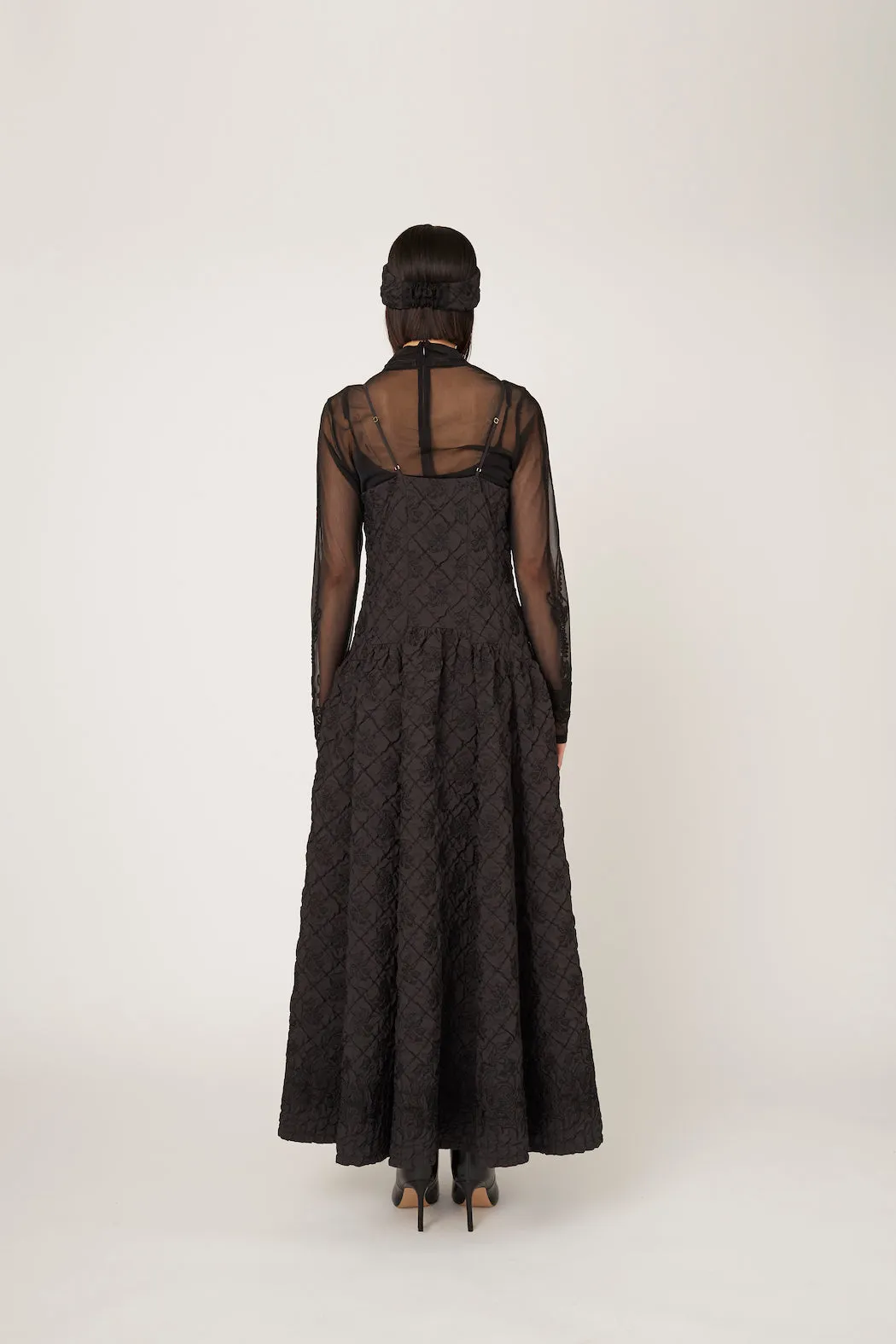 Dahlia shrinking embroidery camisole dress (Black)