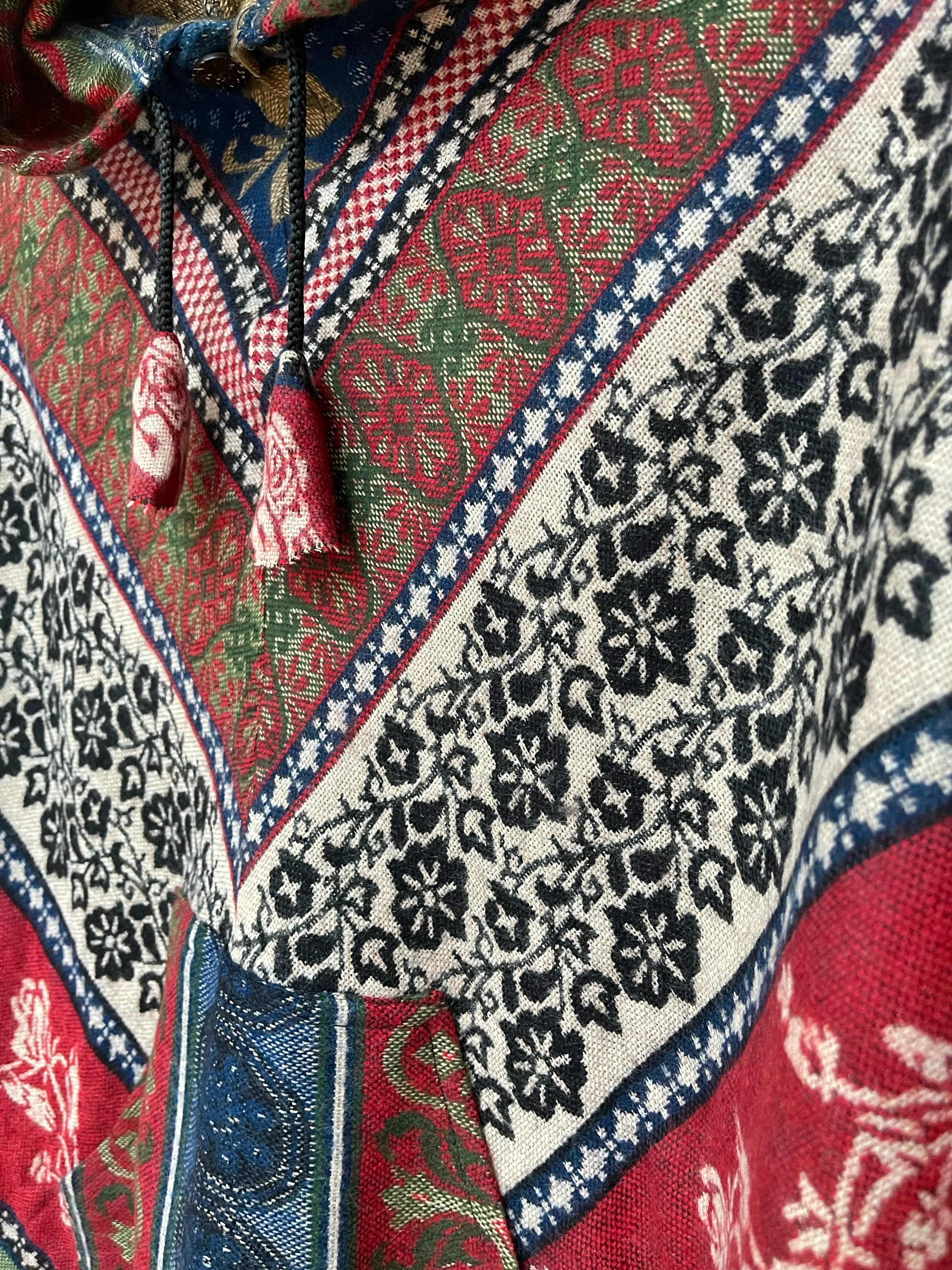 STUNNING BOHEMIAN TASSELED PONCHO (OF324)
