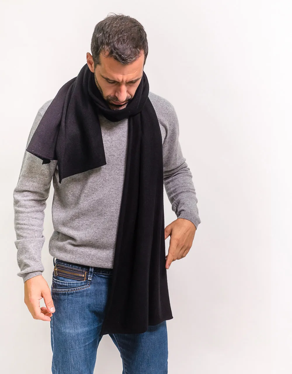 The Soft Cashmere Scarf in Black