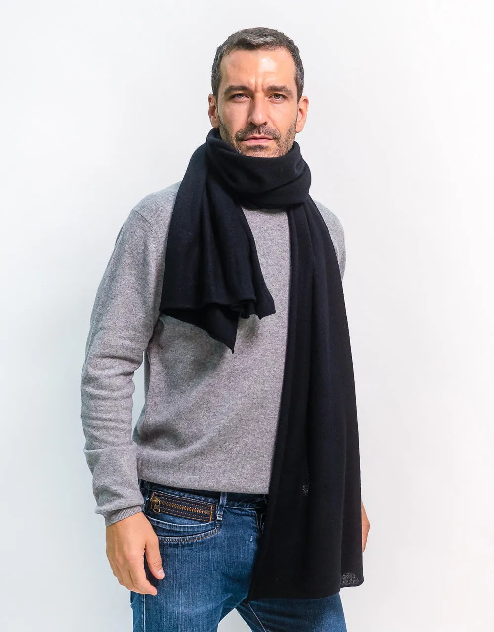 The Soft Cashmere Scarf in Black